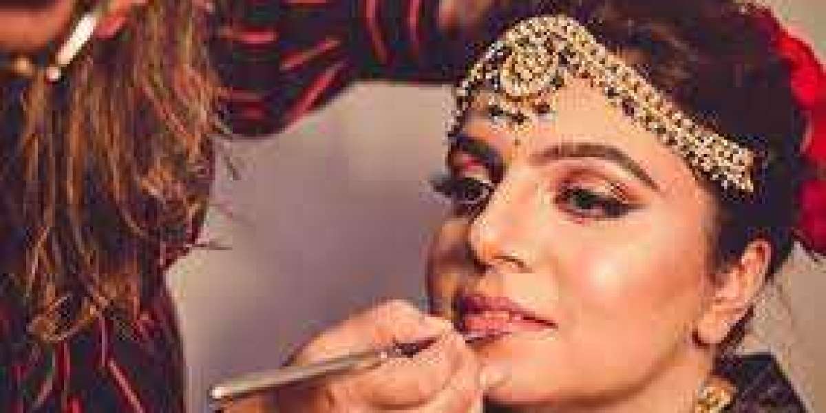 Professional makeup artist in mumbai