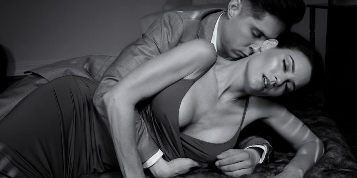 Immersing in Love: How to Prepare for Your Couples Boudoir Photography Session?